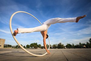 Rueda Cyr, Acrobacia, Circo