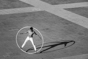 Rueda Cyr, Acrobacia, Circo