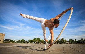 Rueda Cyr, Acrobacia, Circo